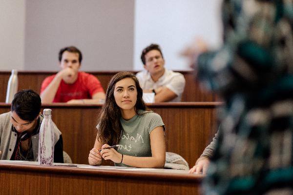 BB电子大学的学生们坐在教室里听教授讲话.