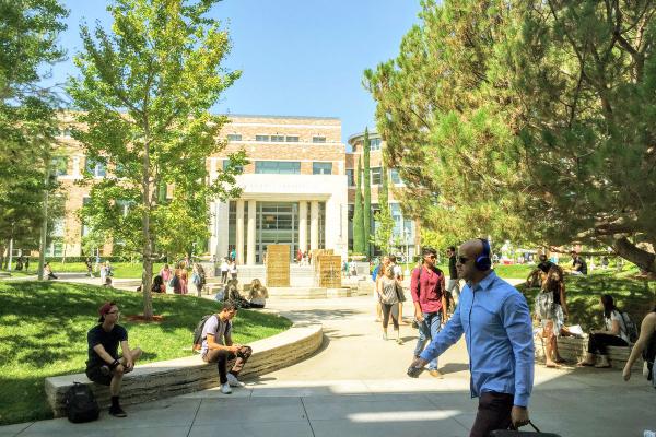 BB电子大学的学生们在莱瑟比图书馆外享受着加利福尼亚完美的天气.