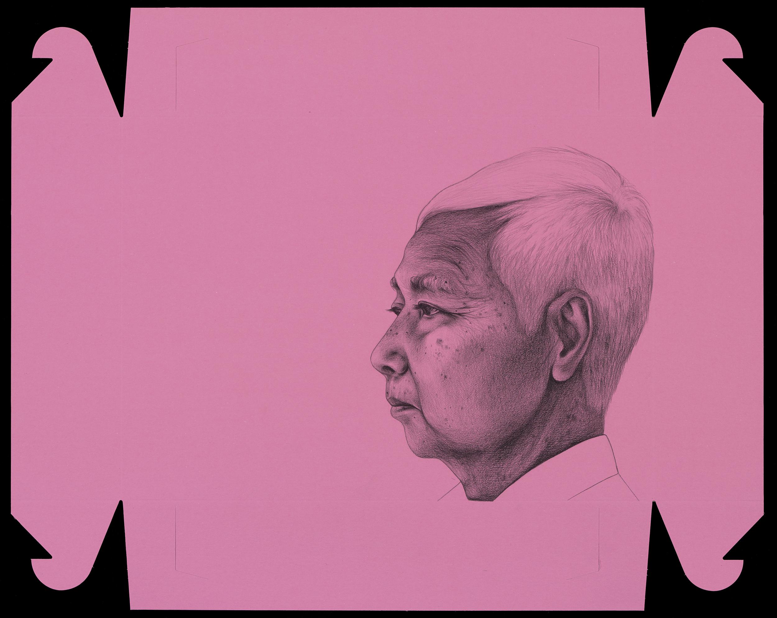 在一个粉色的甜甜圈盒子上，用石墨绘制了一位老人的脸. 